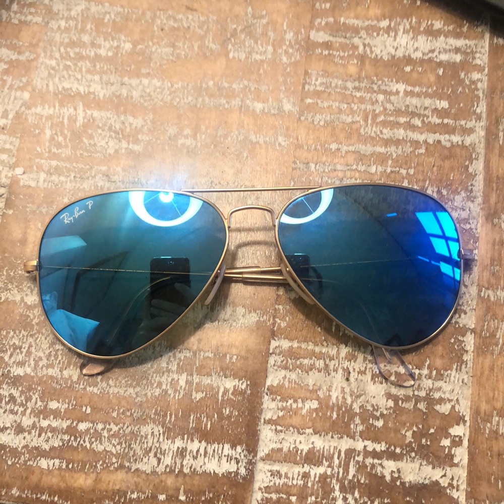 POLARIZED BLUE RAY BAN, GOLD FRAME AVIATOR.